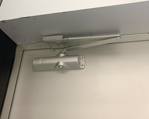 反裝閉門器